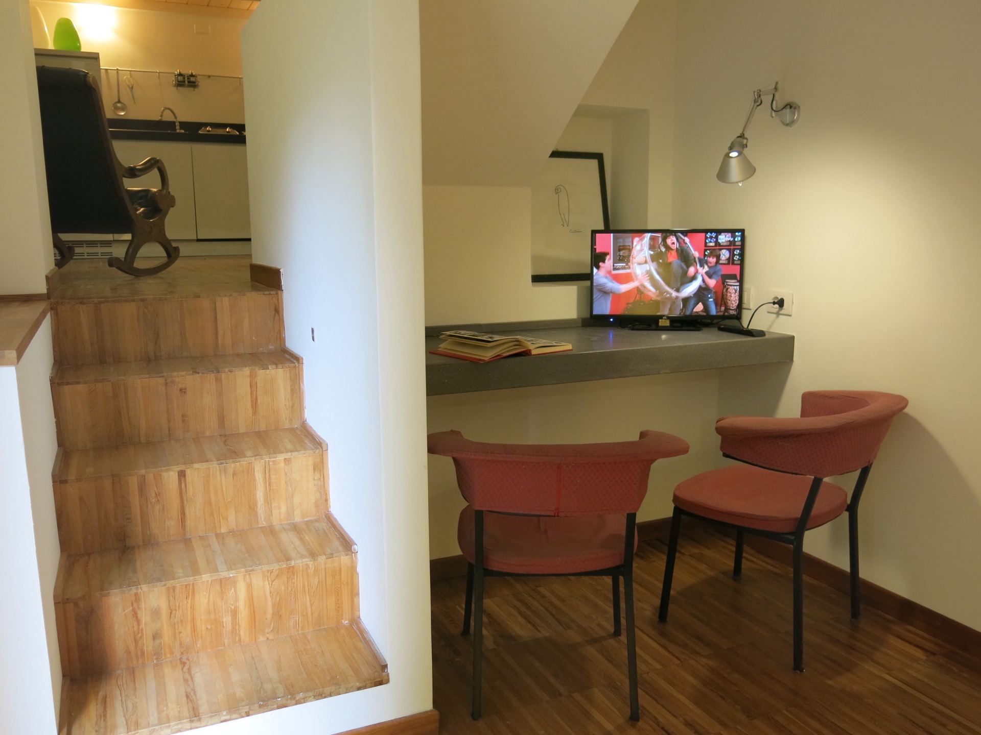 Studio e salotto con scalini e sedute