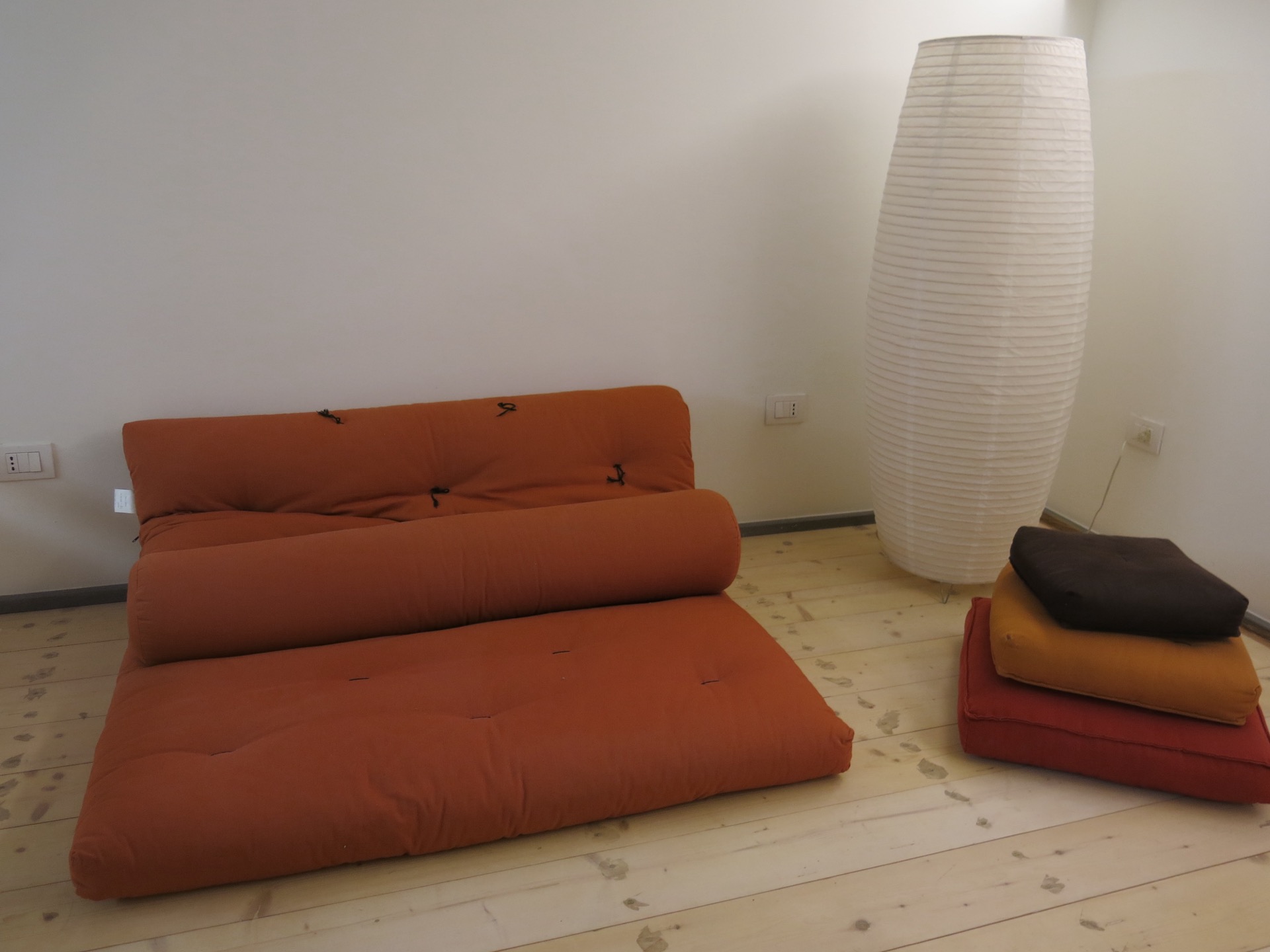 Soppalco con futon e lampada di design