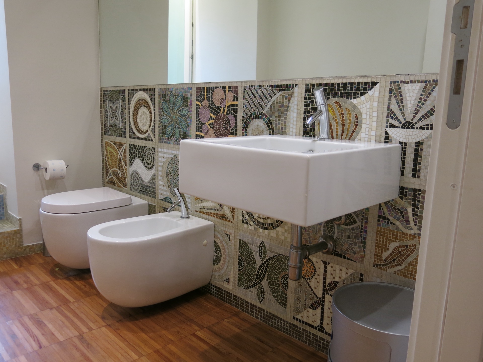 Bagno con lavabo e mosaico disegnato a mano
