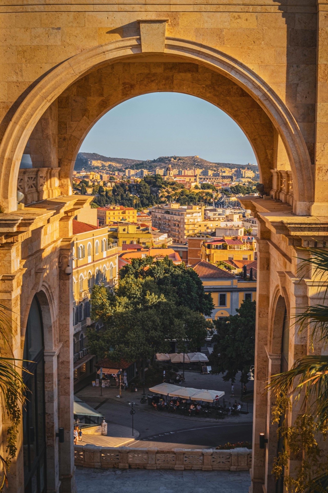 Bastione di Saint Remy con arcata bianca e vista su Cagliari