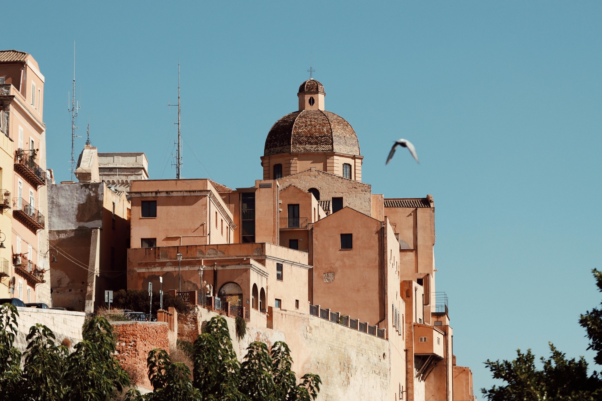 Cupola storica di Cagliari con cielo azzurro