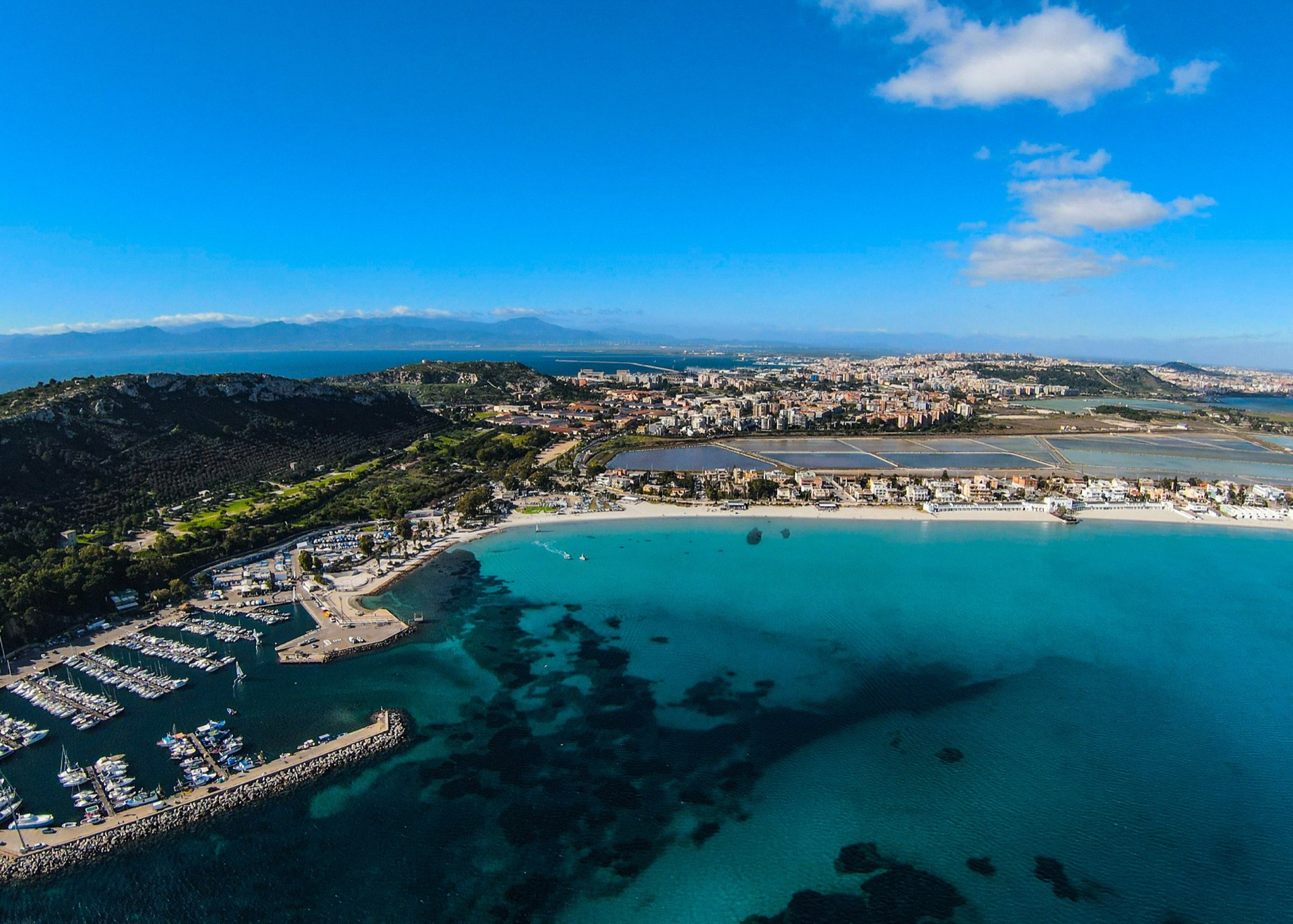 Promontorio della Sella del Diavolo visto dall'alto con il mare sotto