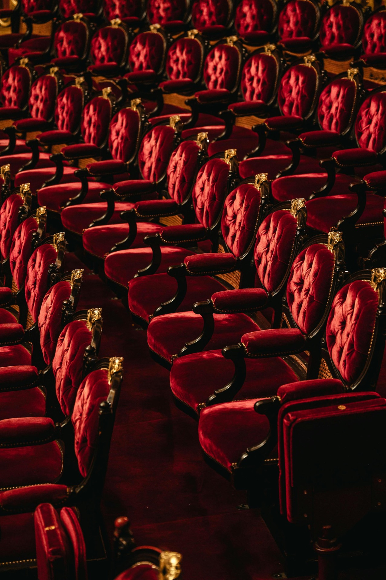 Sala del teatro di Cagliari con velluto rosso e palchi